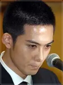 謝罪会見をする柏原崇