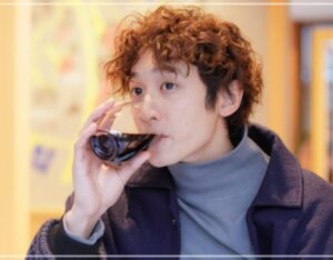 ワインを飲む小関裕太　画像