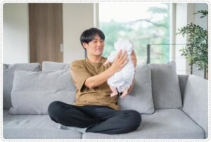 赤ちゃんの抱っこする男性の画像