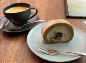 『SOBA CAFE IKEMORI』のメニュー「あん入りほうじ茶ロール」　画像　引用：ツイッター